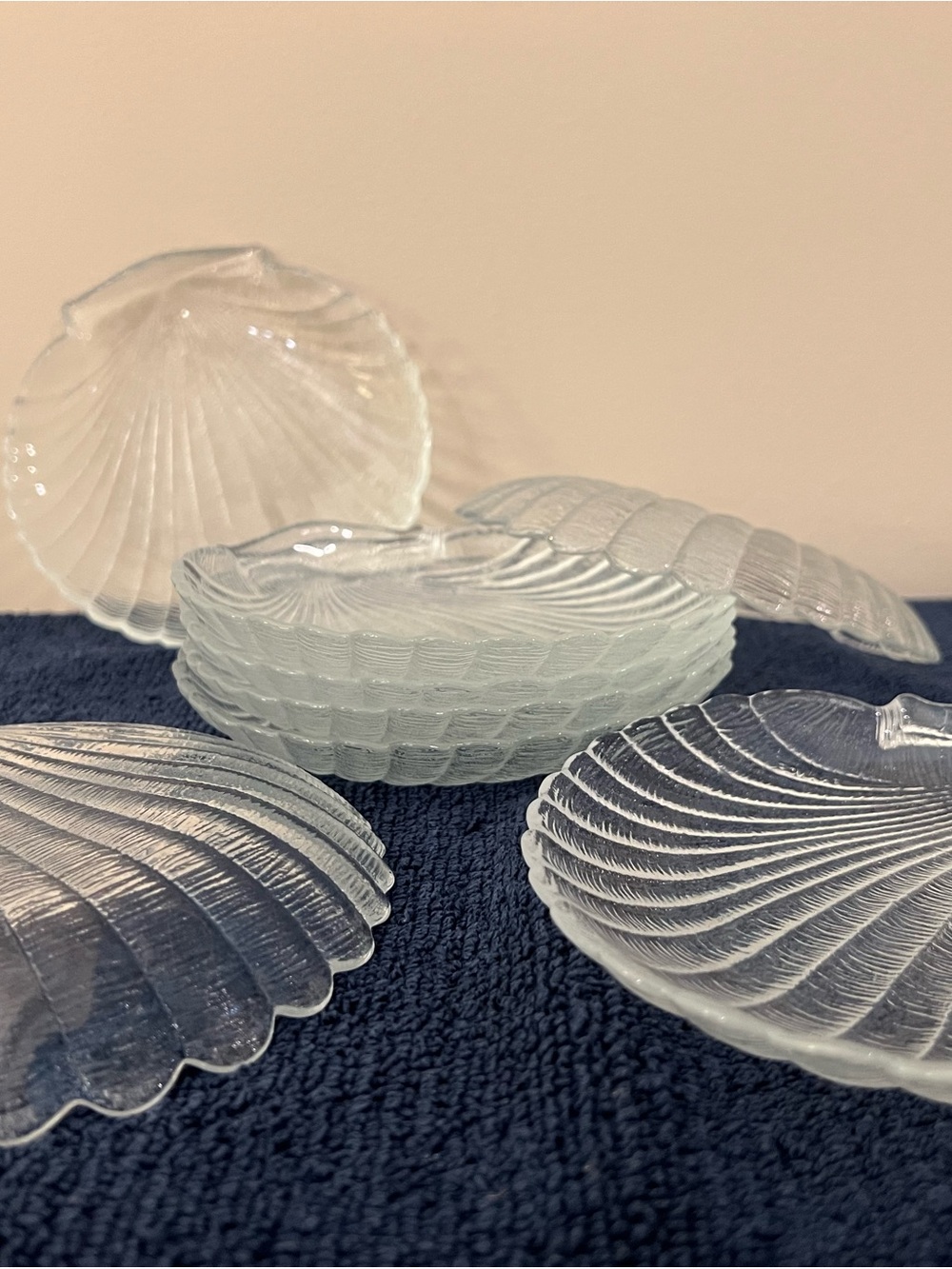 Clear Glass Scallop Shell Dish/Apps Plate Set (Set of 8) - Like New - Picture 4 of 6